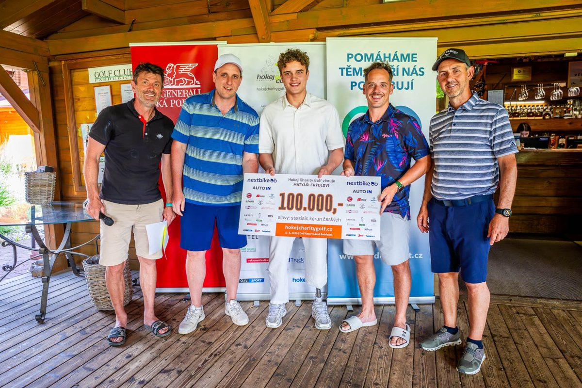 Matyáš Frýdl přebírá šek na 100 000 Kč na Golf Charity Cupu 2026