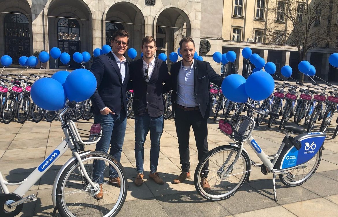 Kola nextbike s polepem O Kapku lepší jízda a logem Nadačního fondu Kapka naděje