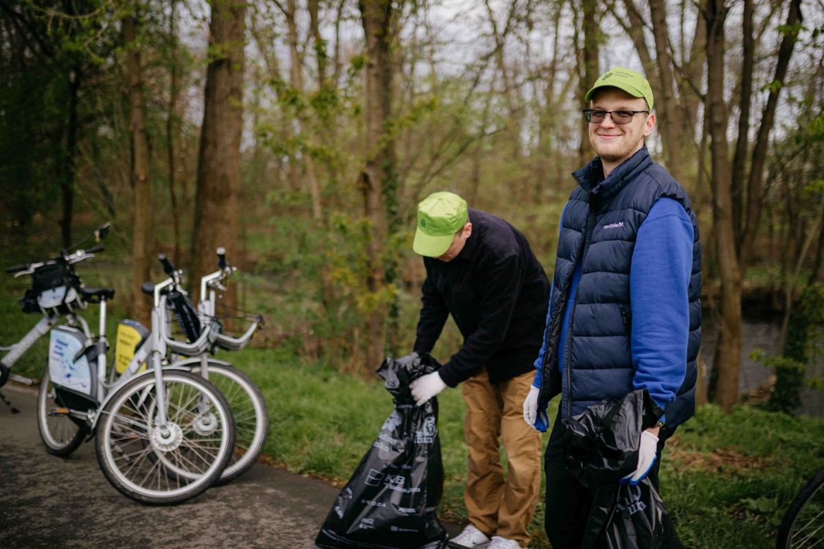 Dobrovolníci Ukliďme Česko s pytli na odpadky a koly nextbike u cyklostezky